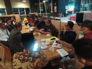 Photo Rapat Satgas Covid-19 Kepulauan Meranti dipimpin oleh Kapolres Eko Wimpiyanto SIK didampingi oleh Sekda Kamsol yang diikuti oleh pihak terkait di Indobaru, Selasa (13/7/21) malam.