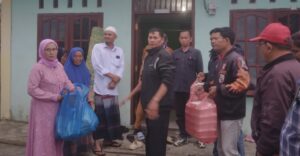 Aliansi Pers Humbahas menyerahkan bingkisan makanan untuk berbuka puasa kepada saudara muslim yang berada di Musholla Barangan Desa Sihite 2 Kecamatan Doloksanggul Kabupaten Humbahas, Senin 24 Maret 2025 di ____